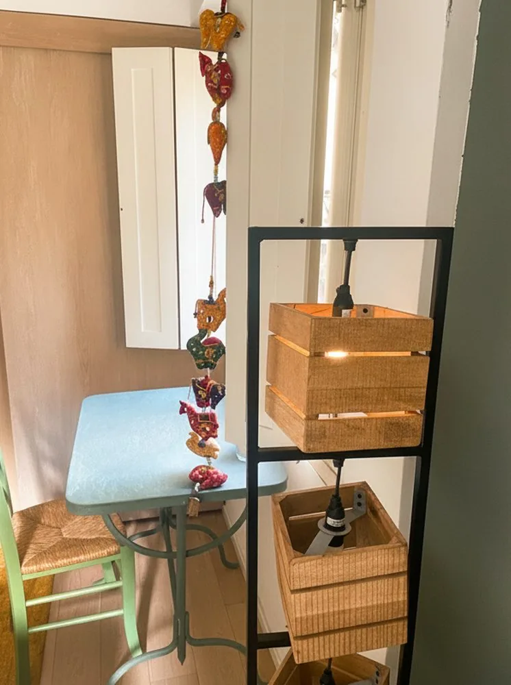 Dettaglio d'arredo con cassette in legno e tavolino