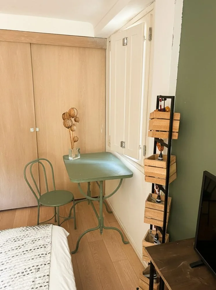 Armadi a muro e tavolino nella camera da letto