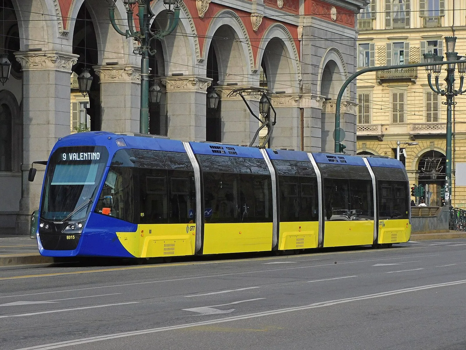 Tram GTT di nuova generazione, blu e giallo, in transito su corso Vittorio Emanuele II davanti ai portici della stazione di Porta Nuova