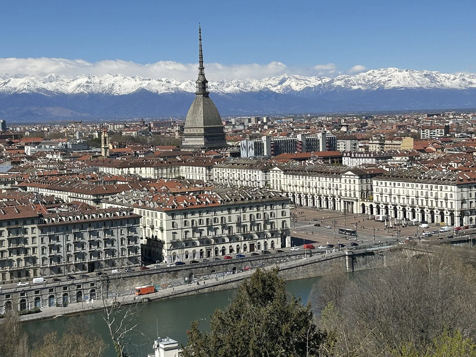 Veduta di Torino dal Monte dei Cappuccini con il Po, piazza Vittorio Veneto, la Mole Antonelliana e le Alpi innevate sullo sfondo