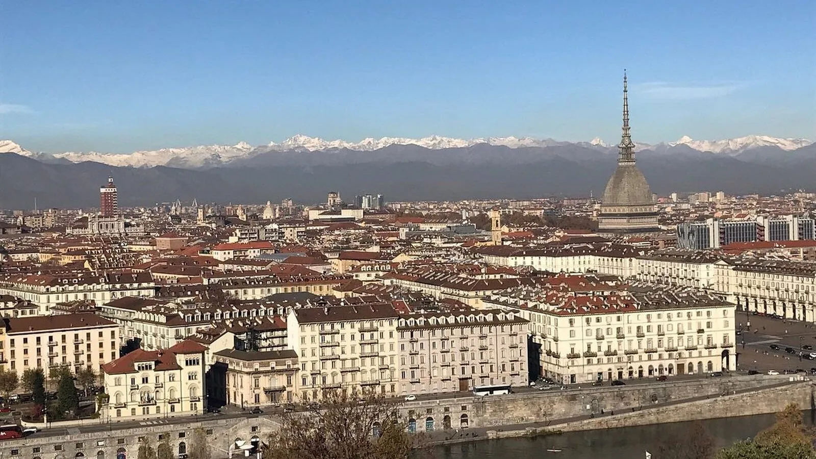 Veduta dall'alto di Torino con Piazza Vittorio Veneto, la Mole Antonelliana e le Alpi innevate